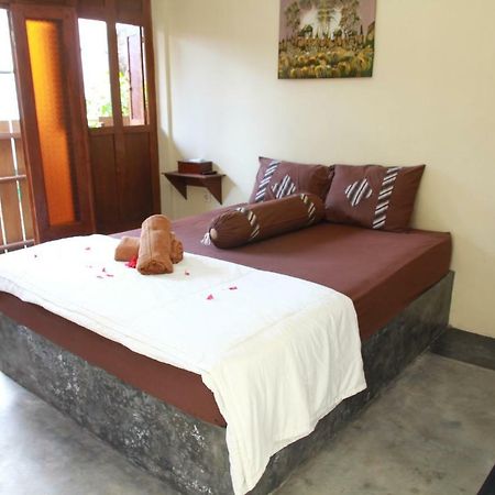 Ndalem Mj Homestay Джокякарта Екстериор снимка