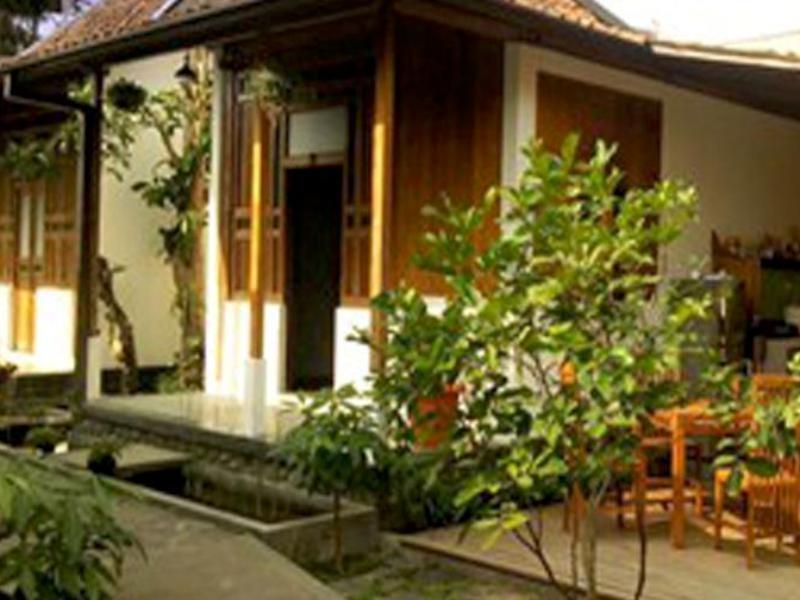 Ndalem Mj Homestay Джокякарта Екстериор снимка