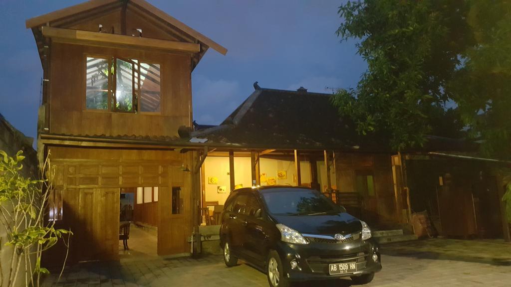 Ndalem Mj Homestay Джокякарта Екстериор снимка