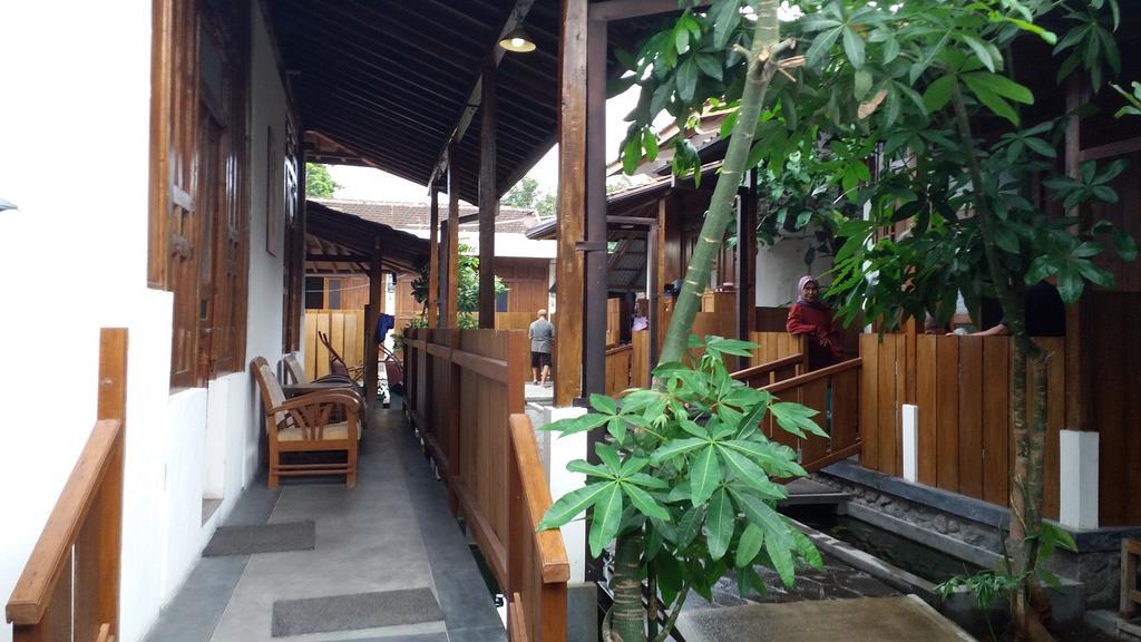 Ndalem Mj Homestay Джокякарта Екстериор снимка