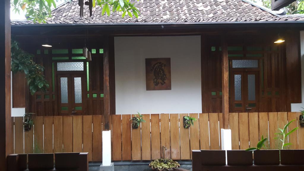 Ndalem Mj Homestay Джокякарта Екстериор снимка
