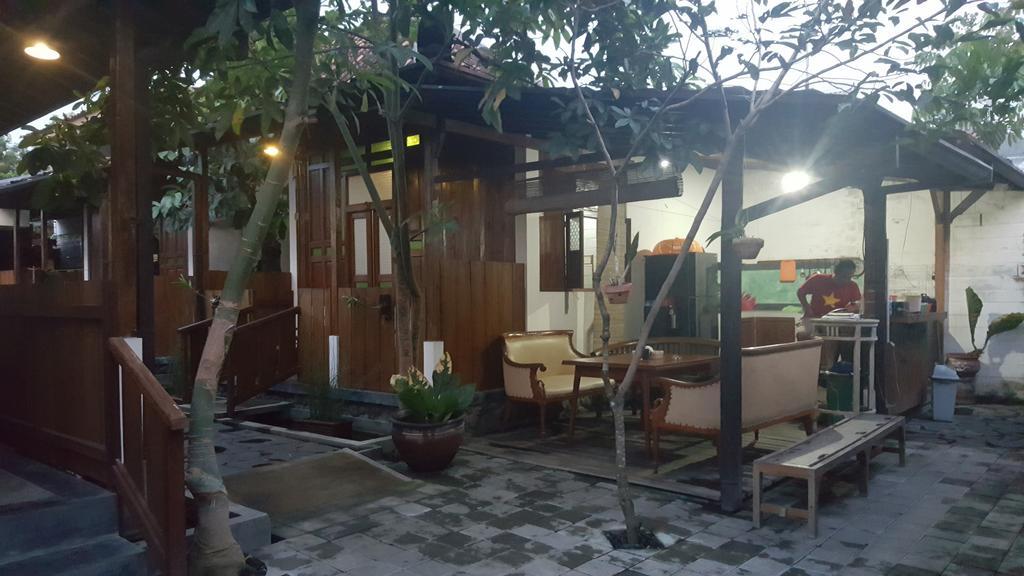 Ndalem Mj Homestay Джокякарта Екстериор снимка