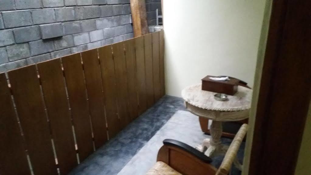 Ndalem Mj Homestay Джокякарта Екстериор снимка