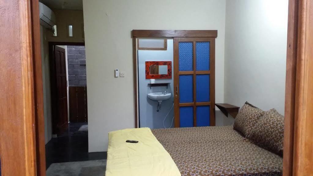 Ndalem Mj Homestay Джокякарта Екстериор снимка