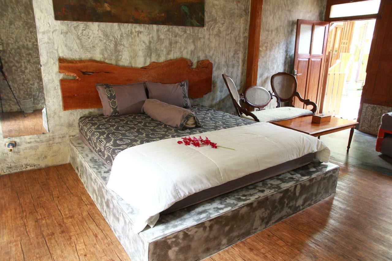 Ndalem Mj Homestay Джокякарта Екстериор снимка