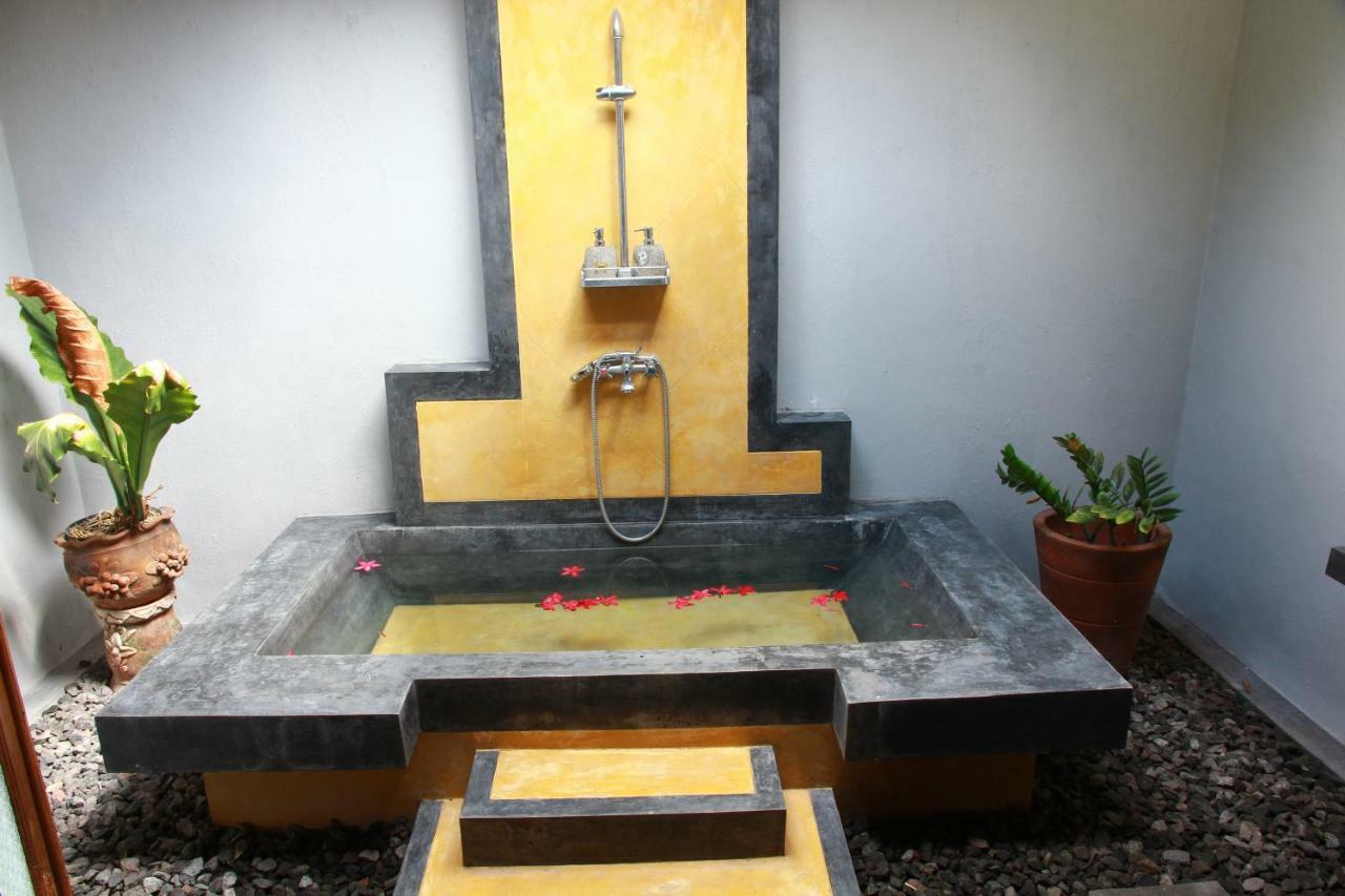 Ndalem Mj Homestay Джокякарта Екстериор снимка